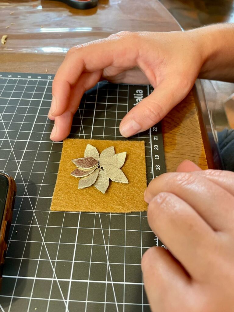 Mains qui préparent une fleur en chutes de cuir couleur or retraite créative séjour créatif week-end artistique immersion artistique atelier de loisirs créatifs retraite bien-être et créativité séjour détente et créativité activités peinture intuitive dessin méditatif collage artistique DIY et créations manuelles modelage et céramique carnet créatif exploration artistique bienfaits lâcher-prise par la créativité se reconnecter à soi-même développer son imagination booster sa créativité exprimer ses émotions par l’art trouver l’inspiration Environnement retraite en pleine nature séjour ressourçant week-end déconnexion créativité et nature inspiration naturelle local retraite créative en Centre Val-de-Loire week-end créatif en Centre Val-de-Loire retraite créative proche de Tours (37000) week-end créatif proche de Tours (37000) séjour artistique en France