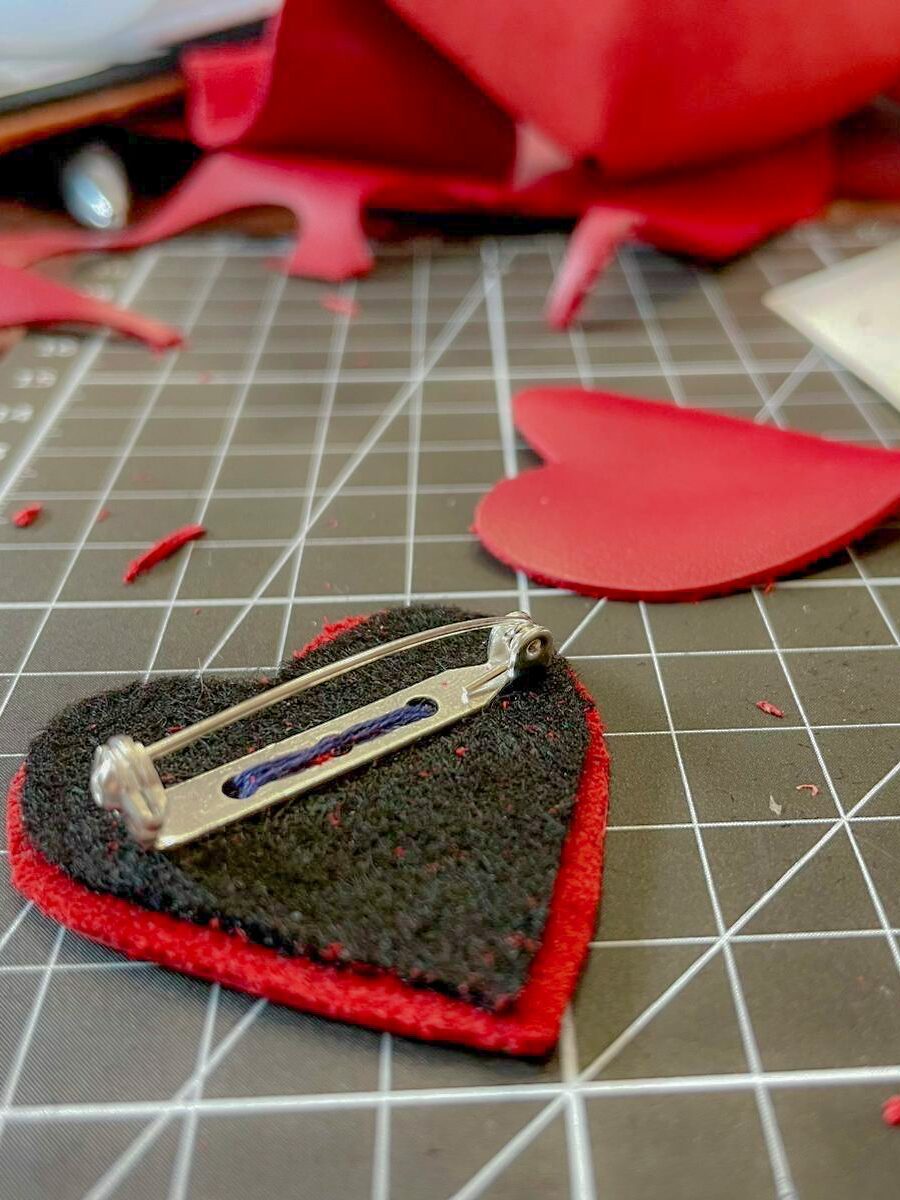 Broche coeur en cuir réalisée à la main pendant l'un des atelier de la retraite créative retraite créative séjour créatif week-end artistique immersion artistique atelier de loisirs créatifs retraite bien-être et créativité séjour détente et créativité activités peinture intuitive dessin méditatif collage artistique DIY et créations manuelles modelage et céramique carnet créatif exploration artistique bienfaits lâcher-prise par la créativité se reconnecter à soi-même développer son imagination booster sa créativité exprimer ses émotions par l’art trouver l’inspiration Environnement retraite en pleine nature séjour ressourçant week-end déconnexion créativité et nature inspiration naturelle local retraite créative en Centre Val-de-Loire week-end créatif en Centre Val-de-Loire retraite créative proche de Tours (37000) week-end créatif proche de Tours (37000) séjour artistique en France